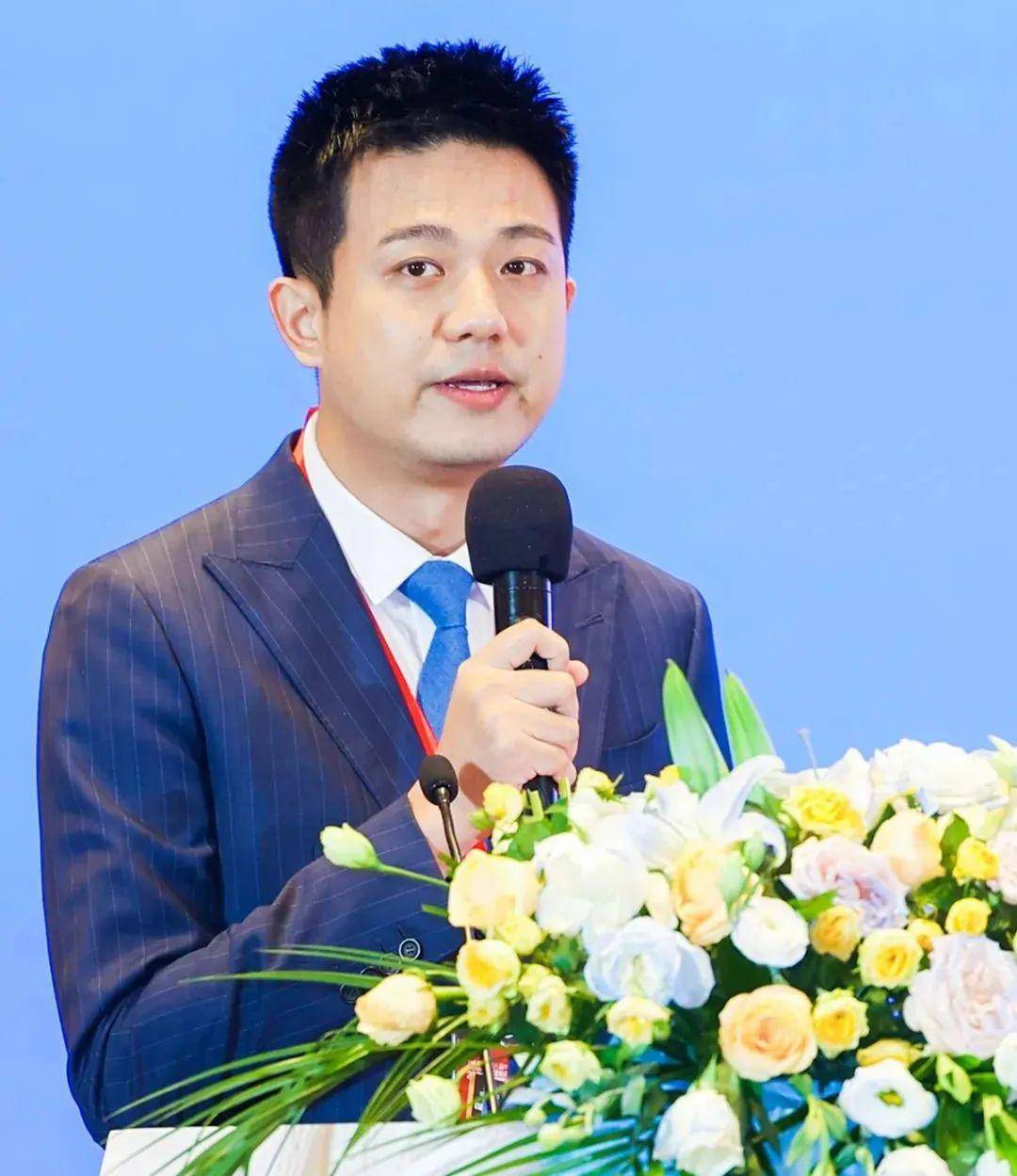 点击输入图片描述(最多30字)覃天福州电视台新闻主持人点击输入图片