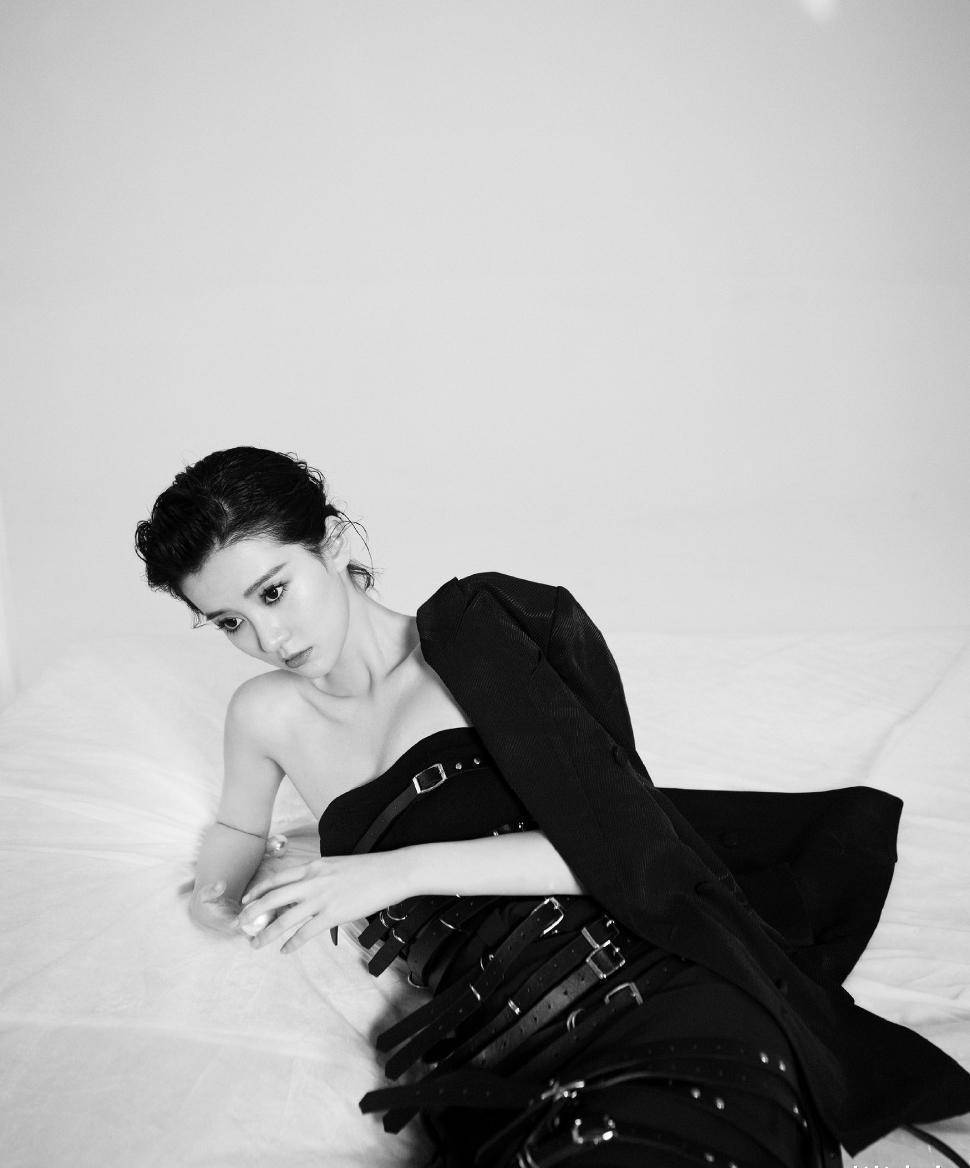 乔欣真敢穿,丝袜破了几个洞身上更缠满皮带,秀美腿野性十足_形象_时尚