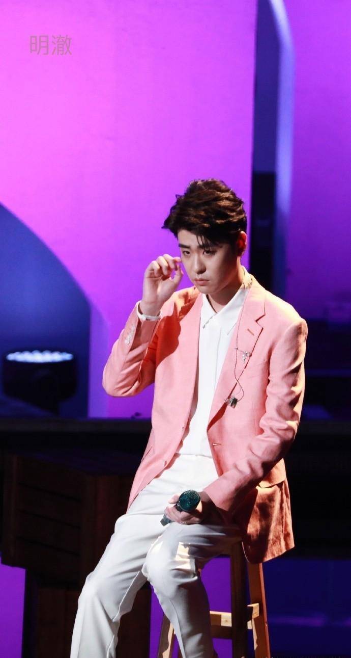 给他一方舞台,他就是舞台的中央,永远星光闪耀,永远自带光芒_张云雷