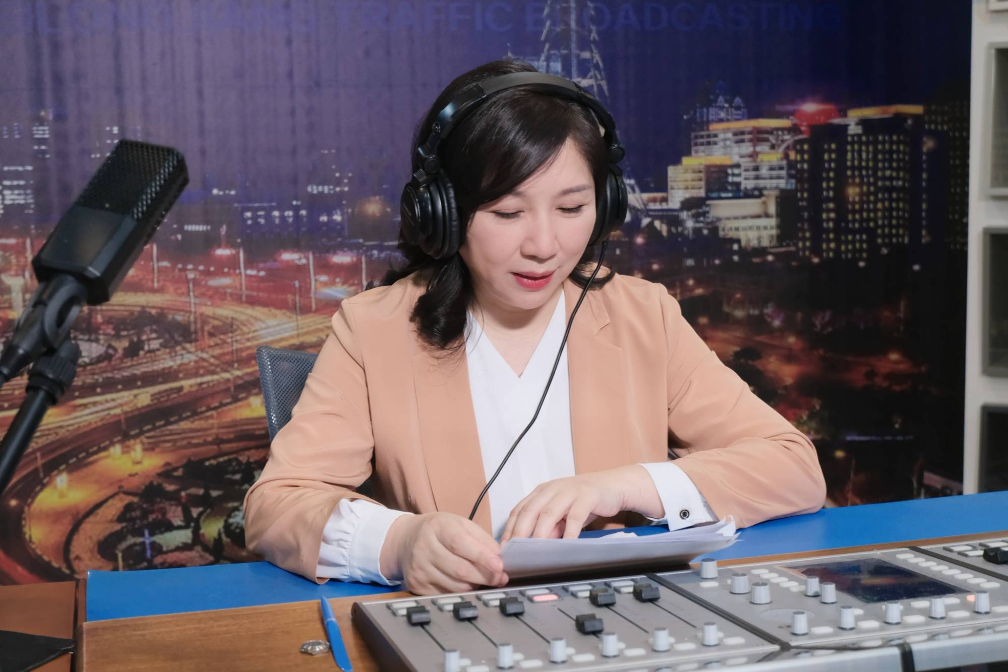 主持人欣莉播读了河南洛阳19岁女大学生何翌宁写给她的一封信.