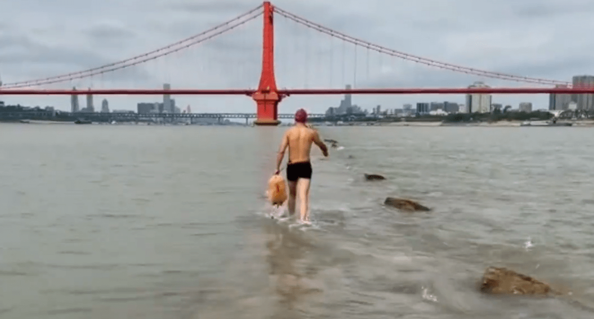 滚滚长江水 踏浪江面行 男子竟在水面行走一公里，究竟是怎么回事？