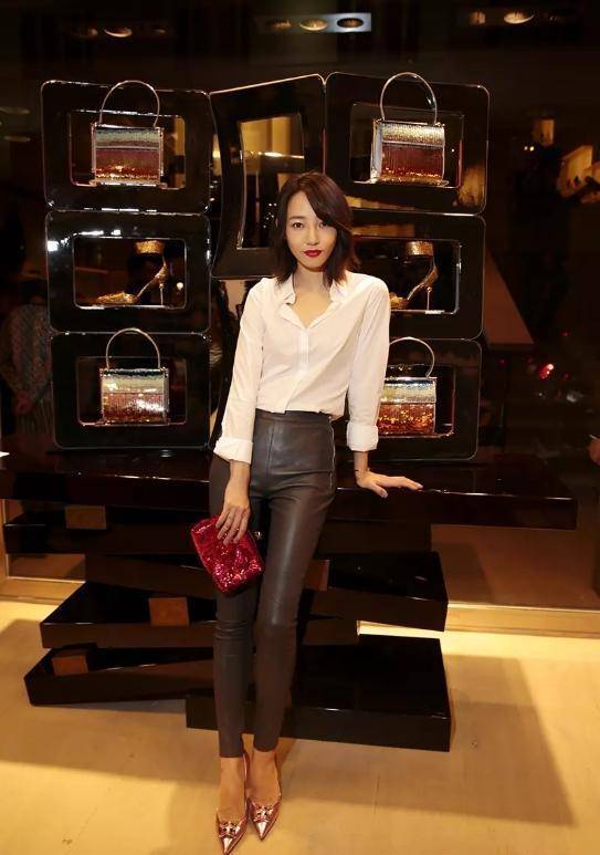 白百何瘦到脱相穿衬衫搭配黑皮裤现身浓妆艳抹一股风尘味