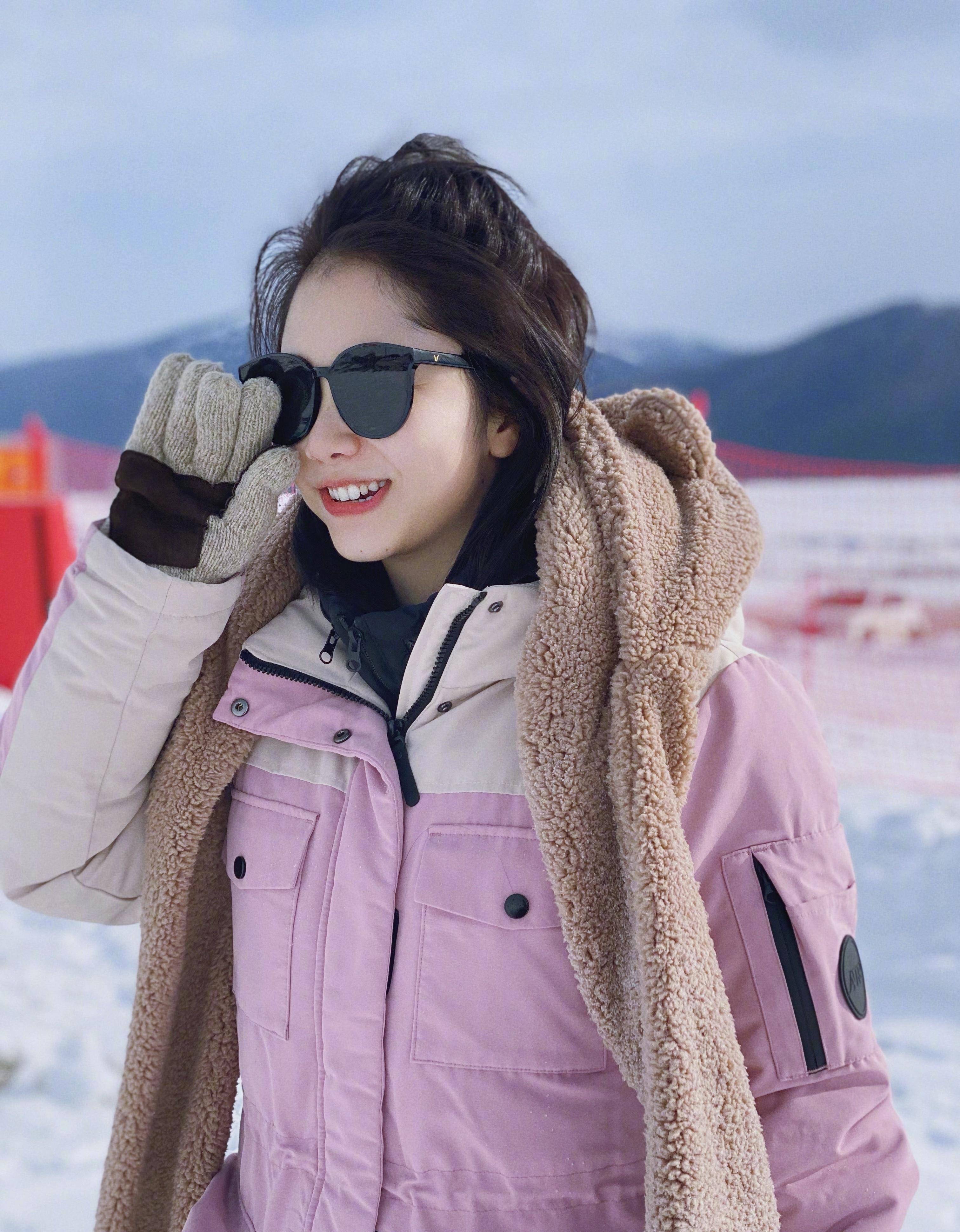 谭松韵雪地写真发布 毛茸茸的小熊帽子可爱到犯规_女孩子_羽绒服_自然