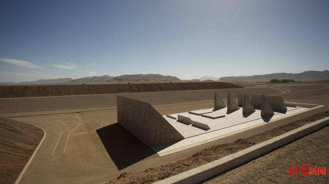 耗时50年！传奇艺术家在沙漠里建成世界最大的“寂静之城”