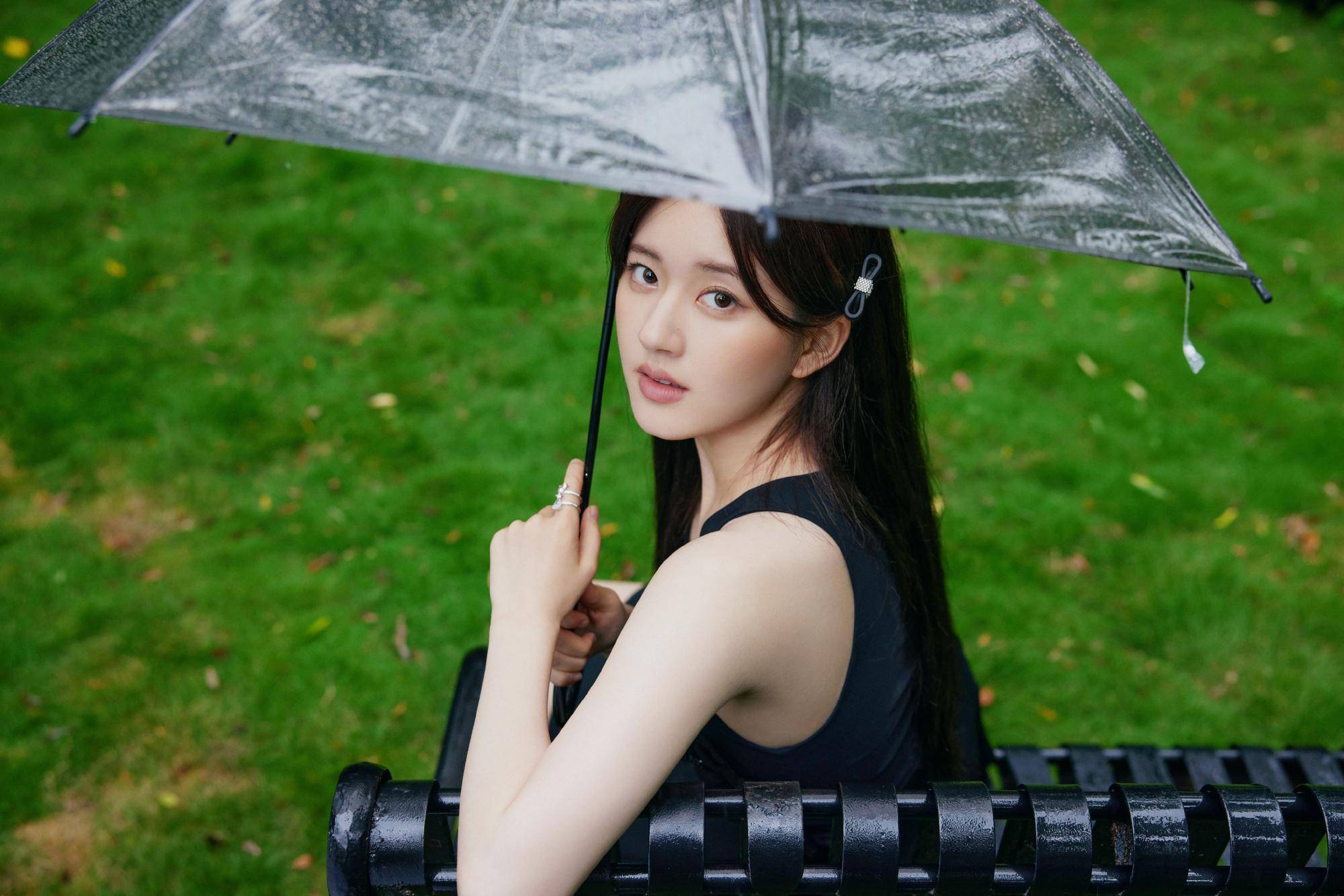 青春女星赵露思雨中大片,黑色短裙露美腿,洋溢青春气色_留言道_人气