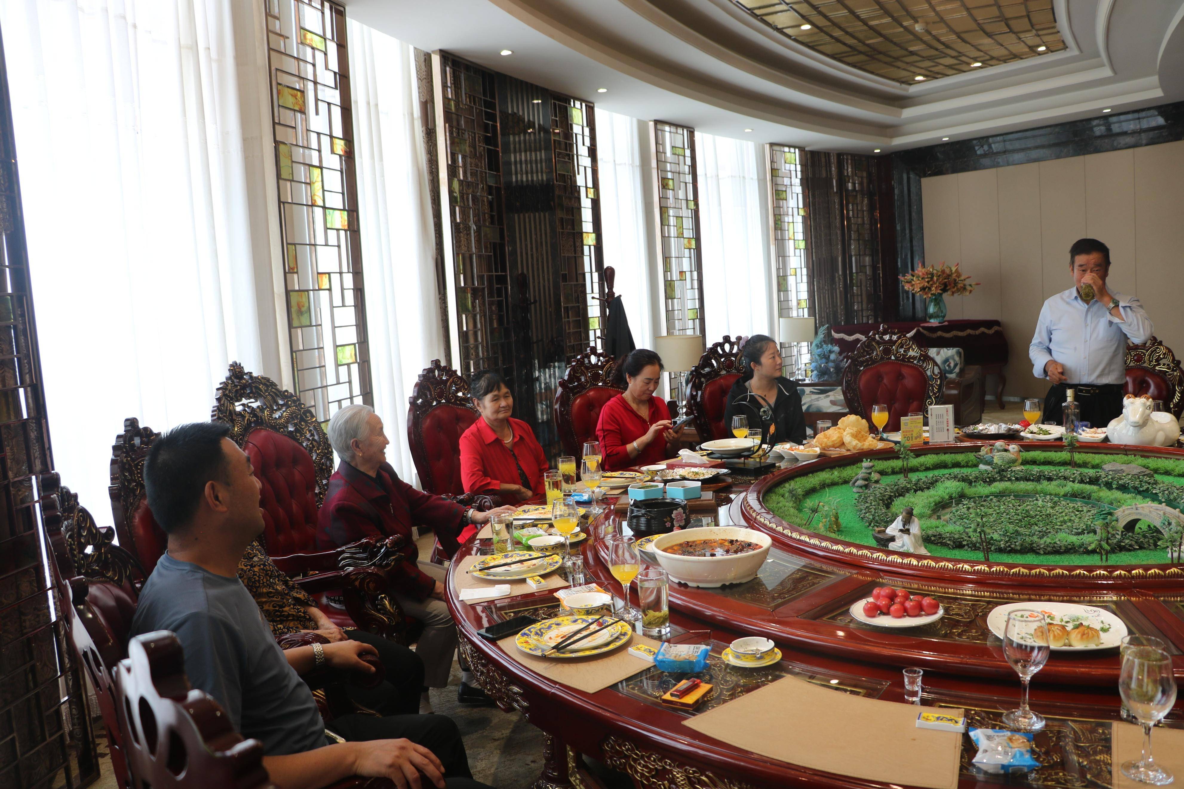 中秋佳节来临之际家庭亲戚们在红泉酒店欢聚一堂_祝福_月饼_明月