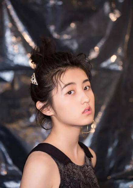 因为青春期的时尚,张子枫的体重,开始不受控制,为了漂亮她也没少吃苦