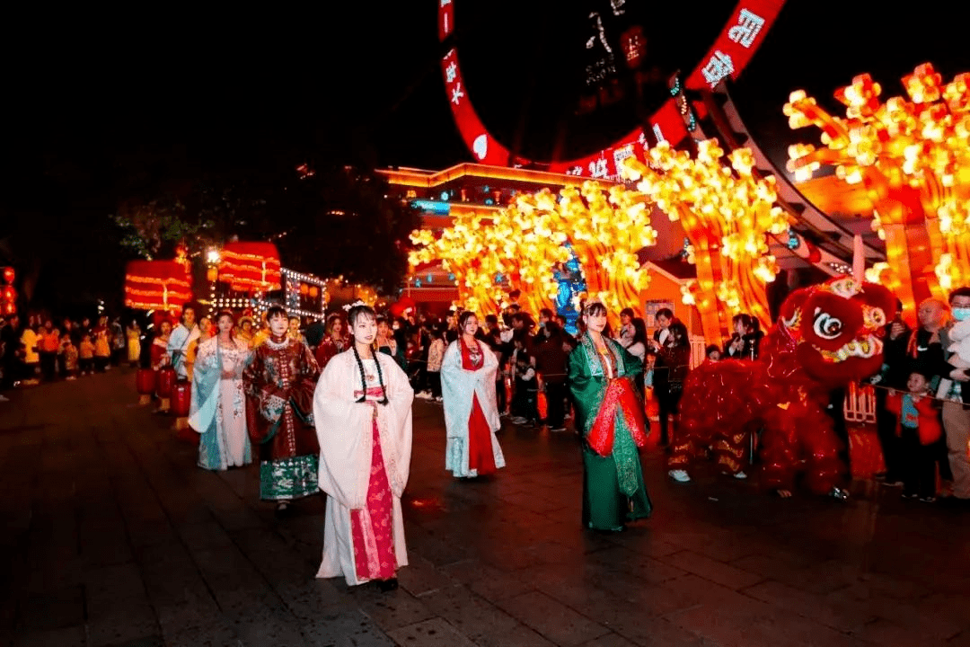 袋鼠玉兔携手组成中秋萌宠天团最具仪式感——天宫夜光大巡游以灯祈福