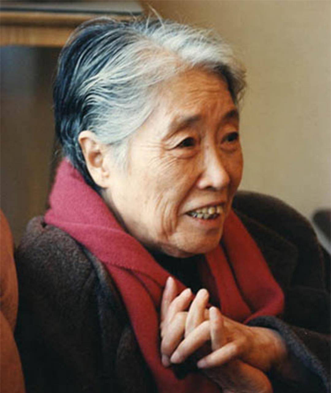 王光美追悼会,谷牧坐着轮椅赶来送别,儿子为母亲送上最后的军礼_革命