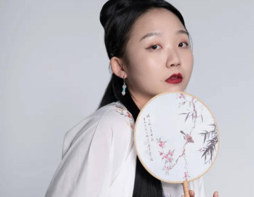 对此,很多人纷纷表示,穿上古装的辣目洋子实在是太美了,甚至还有人