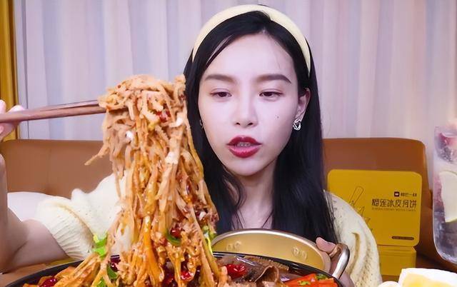 32岁小贝饿了表白老公,穿礼服晒锁骨美到认不出,疑为备孕换风格_视频