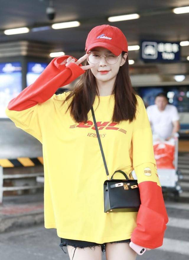 沈梦辰气质真不赖,长款t恤下身失踪,时尚可爱好迷人_短裤_服装