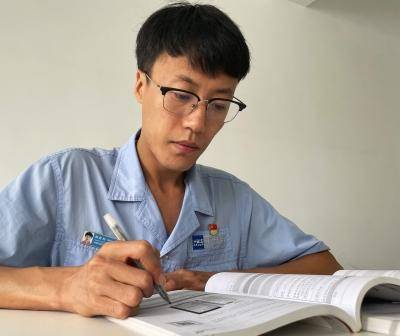 用青春代码编程的冀青之星_张宏利_工作_程序