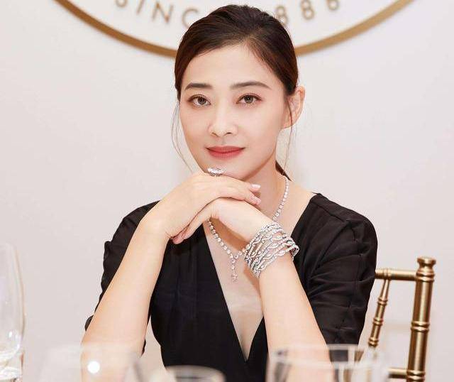 45岁梅婷放飞自我,穿黑色连衣裙配条红色丝巾,像极了广场舞大妈_时尚