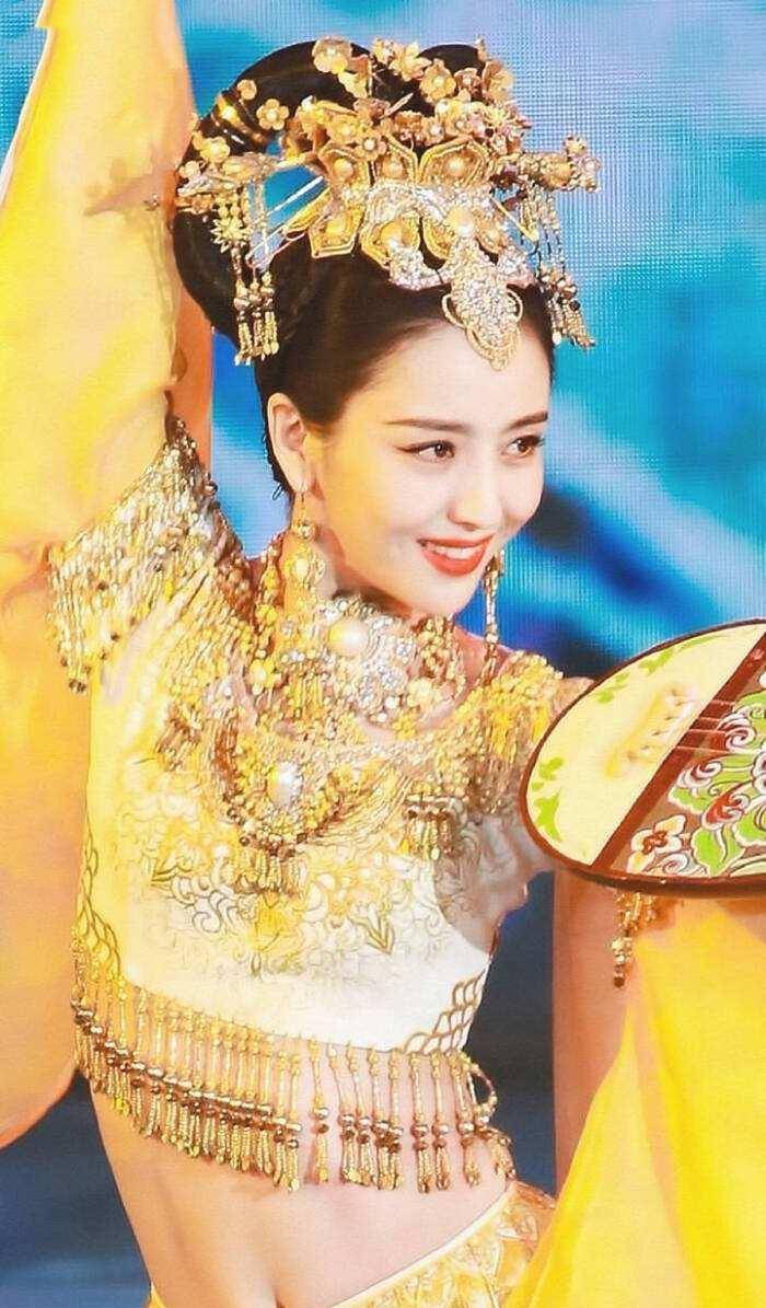 造型的她,古典与现代美相融合的气质跃然荧幕,单单是佟丽娅这回眸一笑