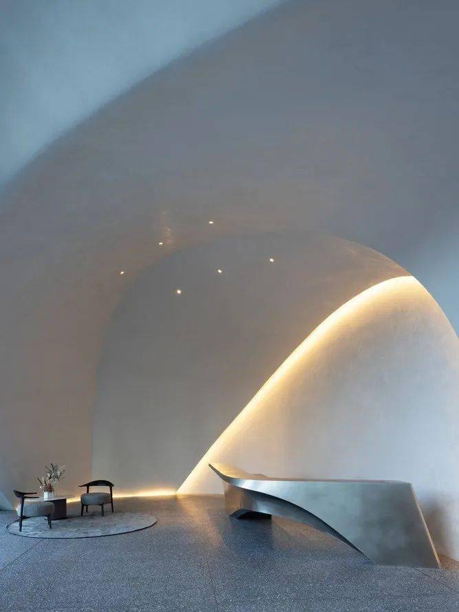 还增强了从一个空间到另一个空间的流动感,凸显出层次