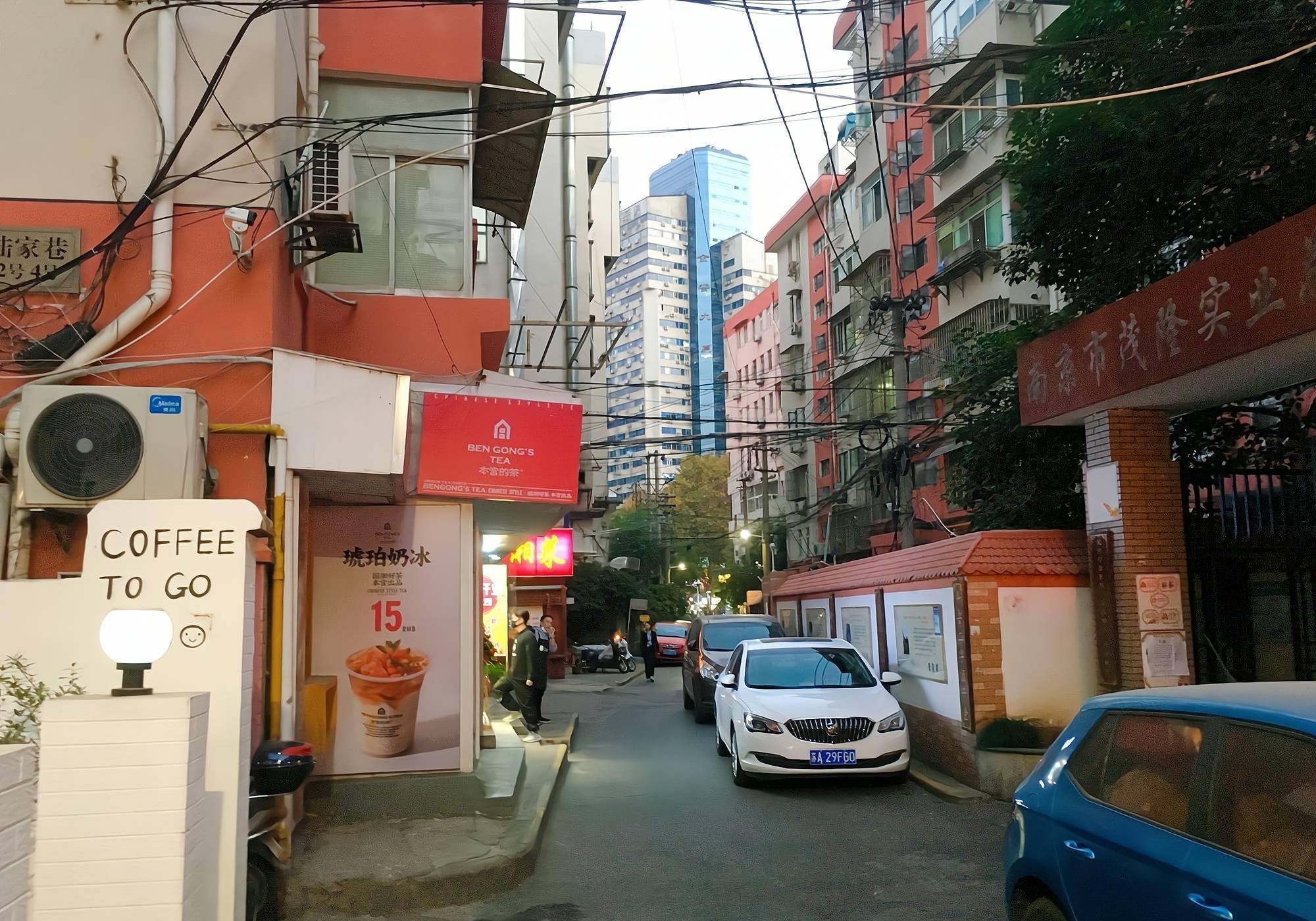 藏在南京新街口巷子中的网红鸡蛋灌饼，最低6元一个，每天必排队