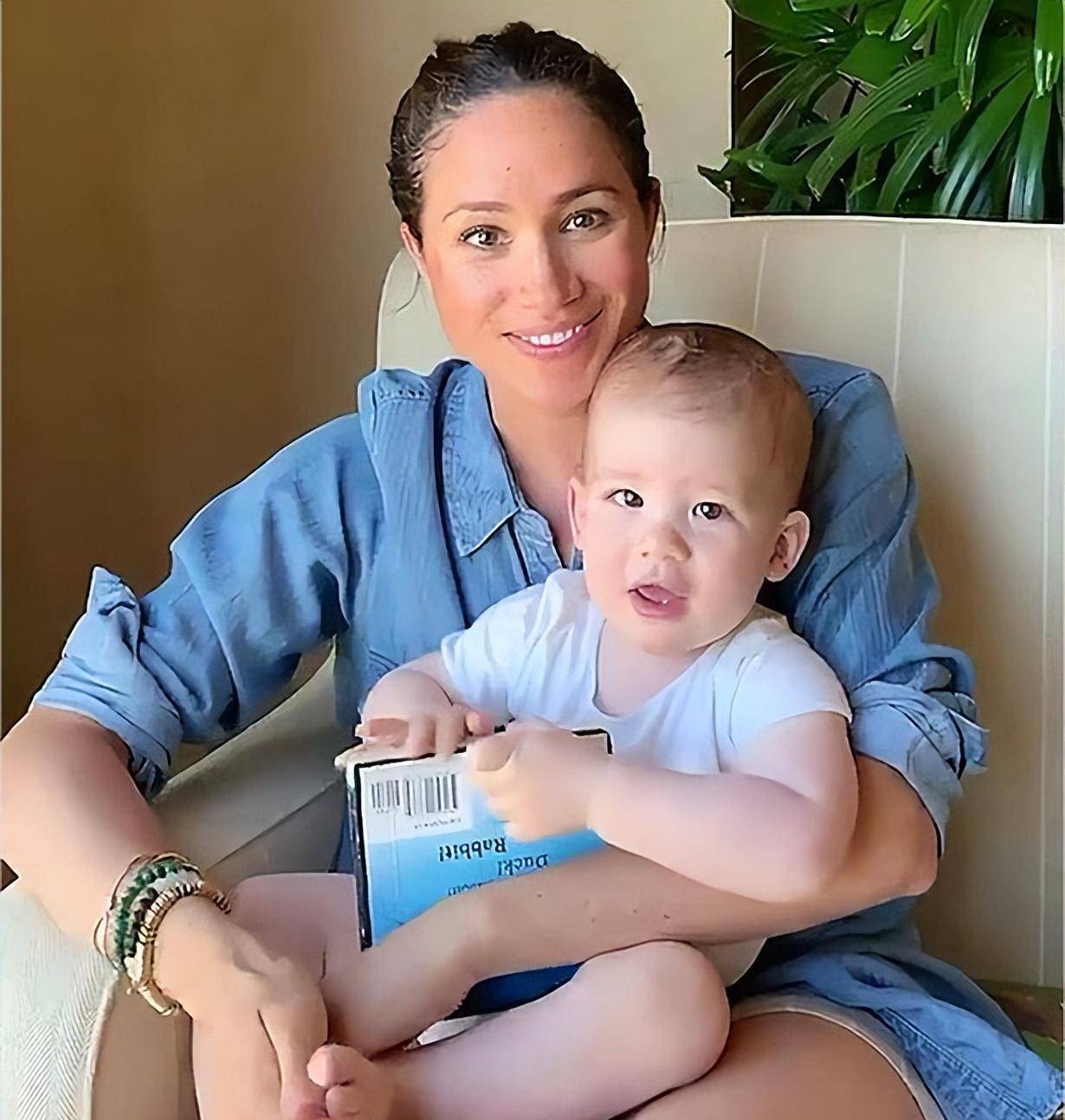 梅根专访,吐槽王室也不忘秀恩爱,自称与哈里一起就像盐与胡椒_阿奇