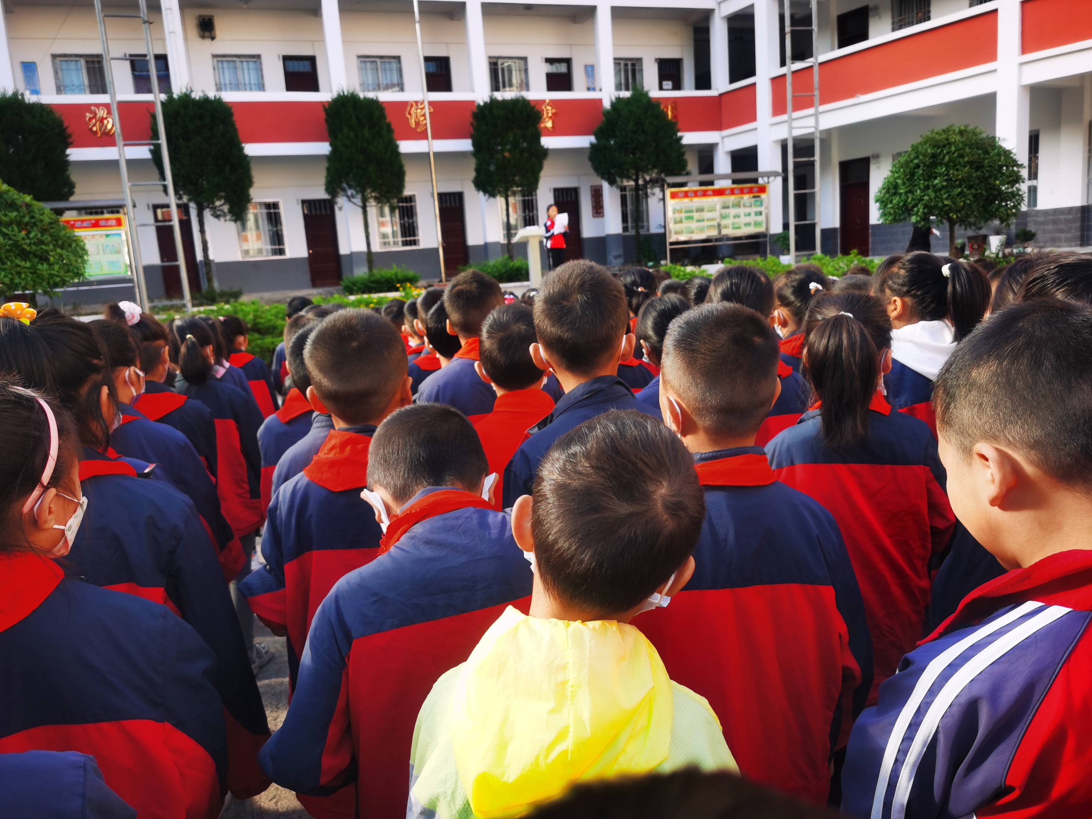 镇巴县简池镇中心小学用系列德育教育活动化解师生返校综合症(文/邓儒