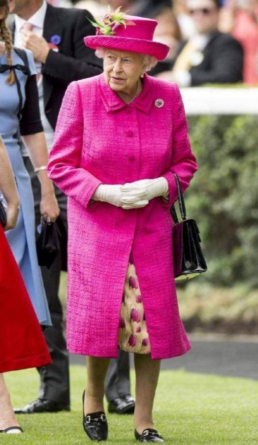 98年衣服几乎不重样,只好开个博物馆存放_服装_时尚_女人