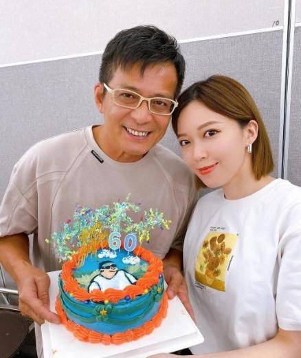 黄日华庆61岁生日 女儿黄芷晴亲手做蛋糕献孝心