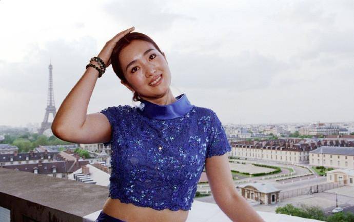 巩俐罕见秀身段,穿时尚露脐装好窈窕,"影后"级马蜂腰真不简单_身材