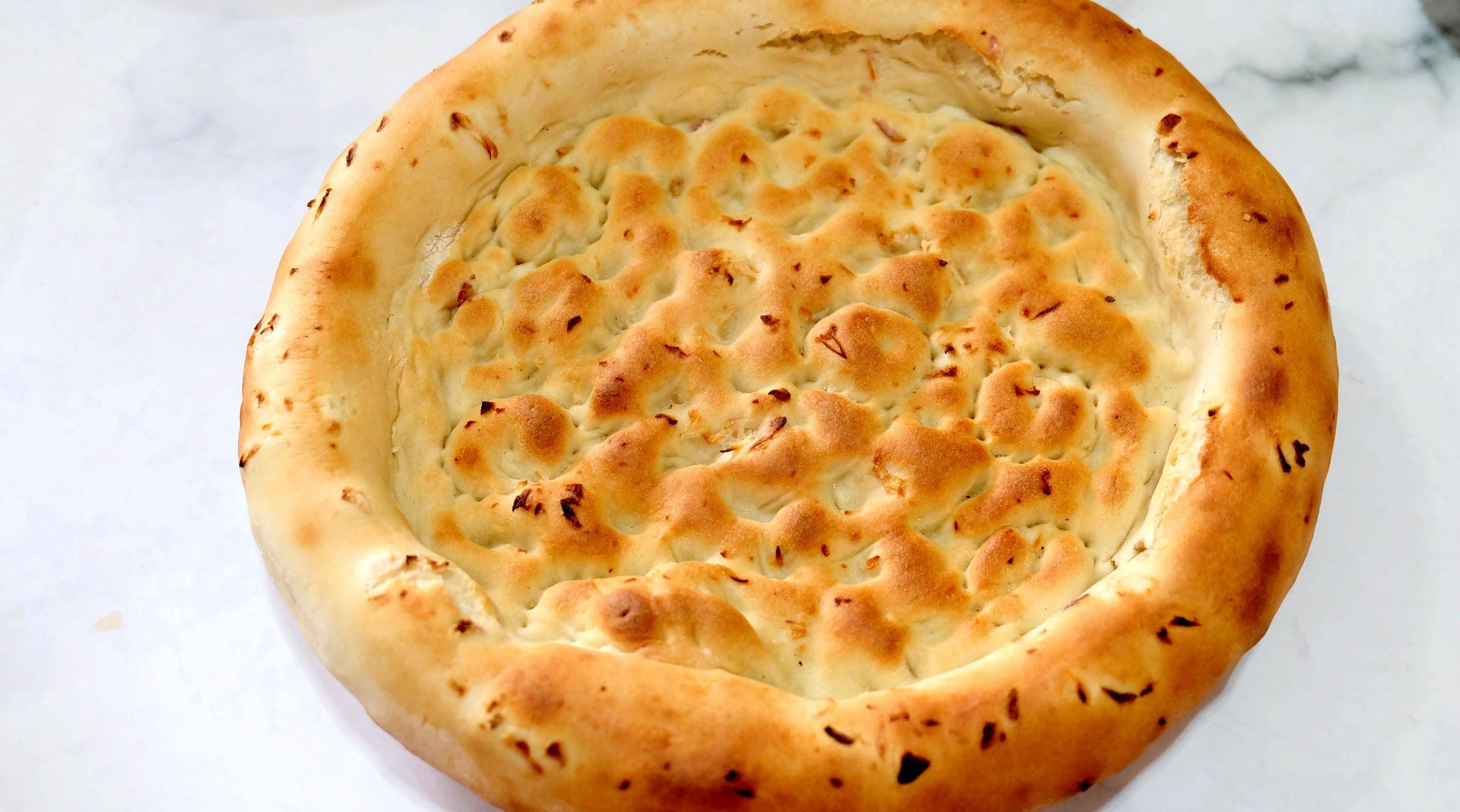 13,这就是远道而来的烤馕,一张大饼,有点硬,但是耐嚼,越嚼越香;14,将