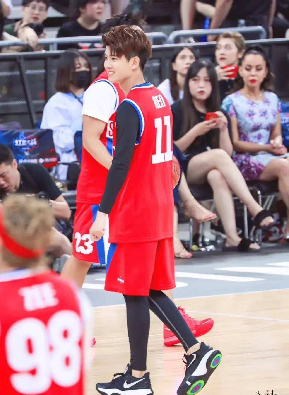 任嘉伦朱一龙王一博龚俊等明星球衣造型,你最喜欢谁_黑色_白色_背心