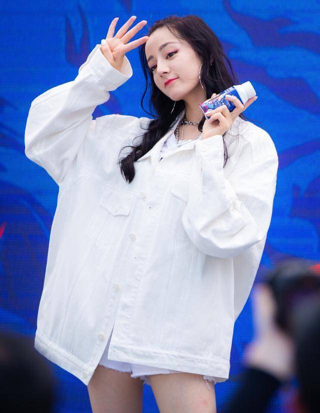 迪丽热巴五官精致,戴这么大的耳环更衬脸小,穿身白气质好清纯_上衣