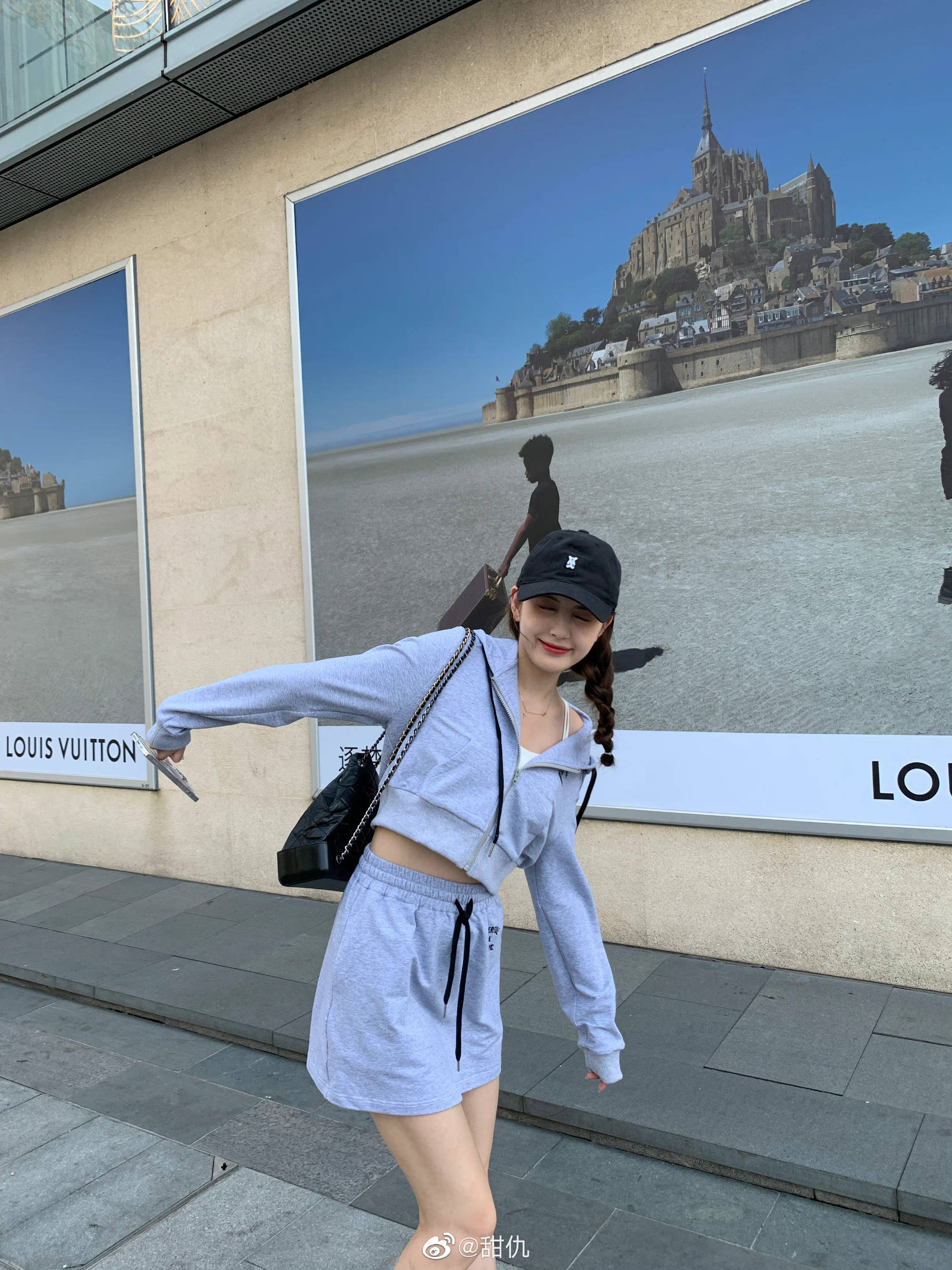 24岁网红奢华求婚场景曝光,高大混血男友单膝下跪,甜