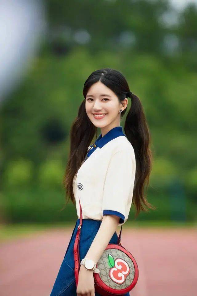 赵露思不愧是初恋女神,元气满满走机场,甜美穿搭路人看不停!