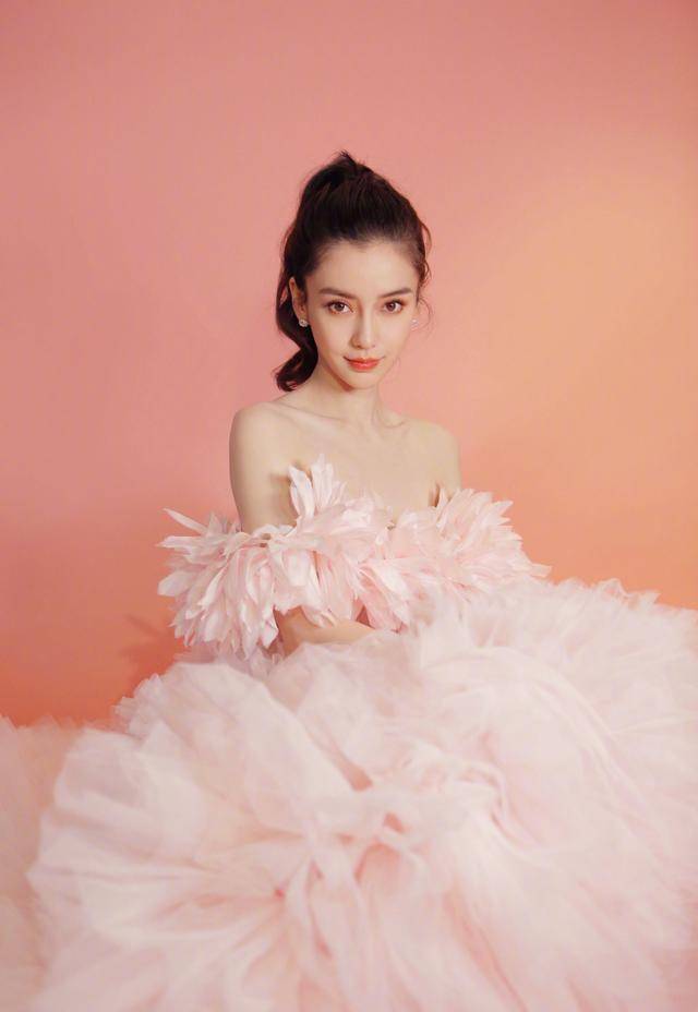 杨颖的新造型太惊艳,身穿粉色冰淇淋公主裙,宛如仙女下凡