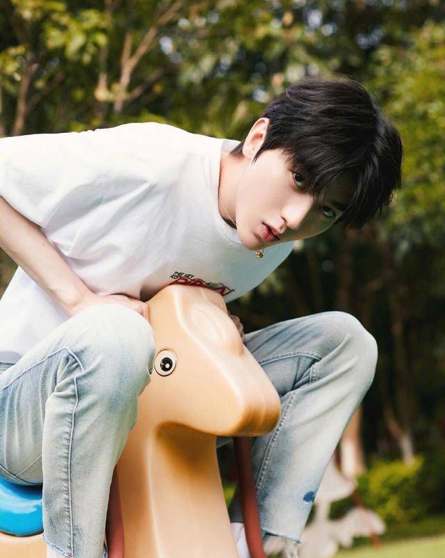 《奔跑吧4》蔡徐坤穿牛仔套装帅气迷人,简单白t更显时尚_上衣_造型