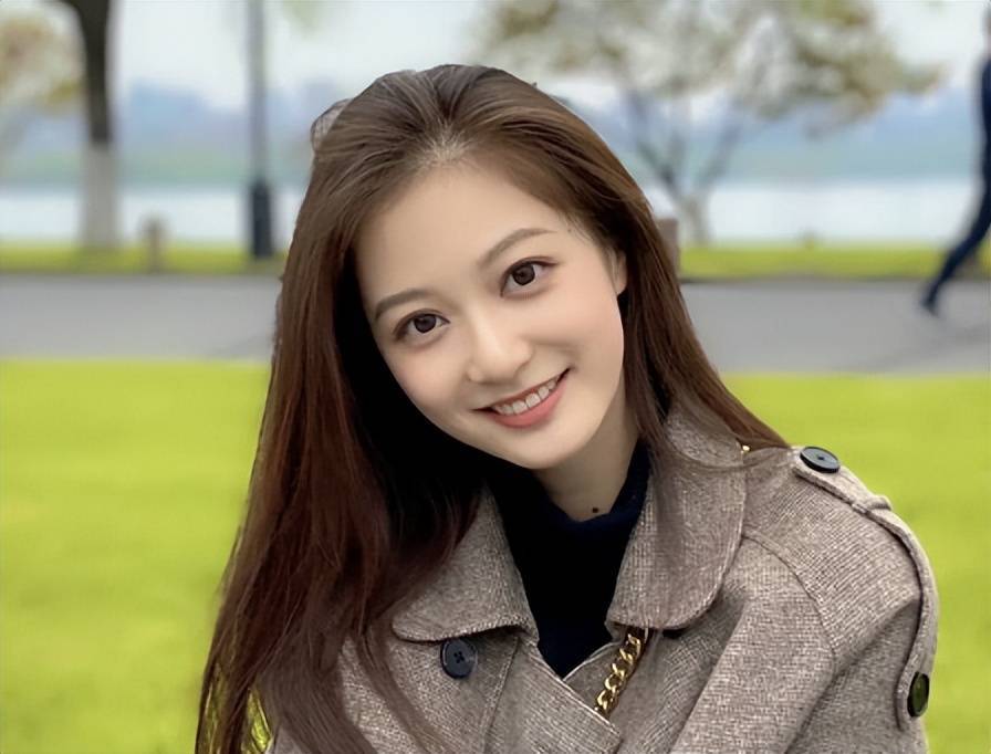 复旦新晋校花冯琳,作为新生代表亮相开学典礼,气质出众闪闪发光_专业