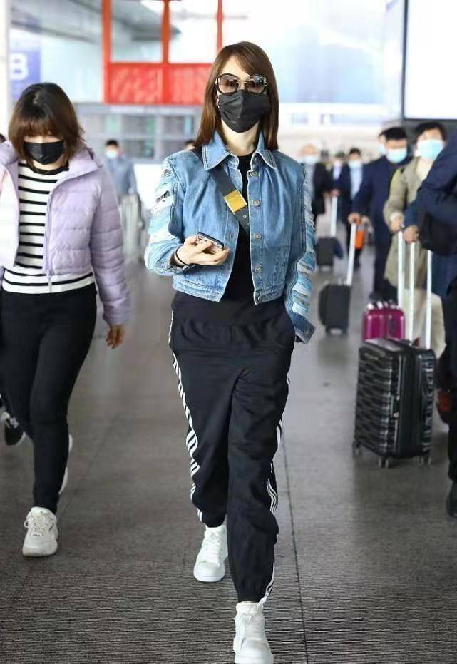 又被左小青惊艳到,休闲装配牛仔外套又飒又有气质,轻松美出圈_造型