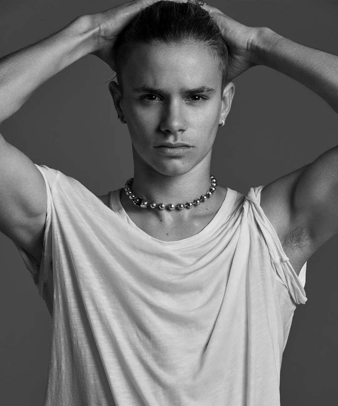 他的脸蛋清纯可人,甜甜的,非常像巅峰时的justin bieber.