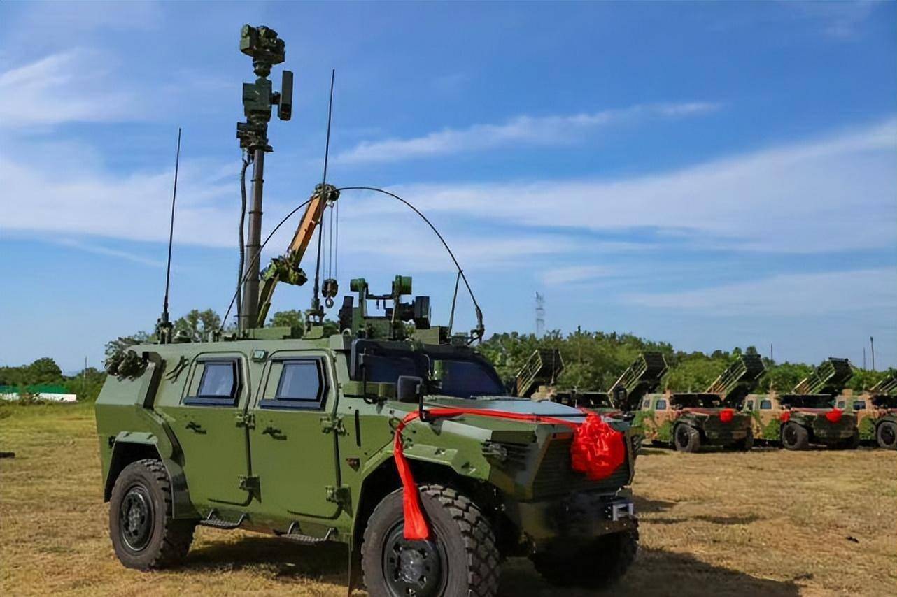 图片:配套的炮兵装甲侦察车.图片:两侧升着吊臂的是装填车.