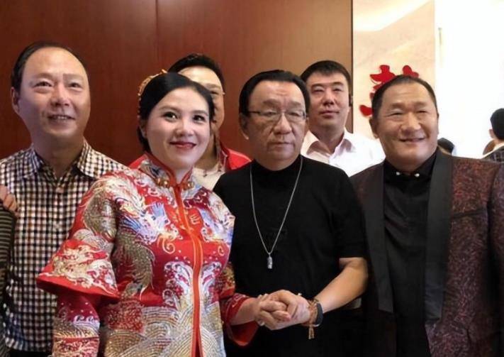 父子差55岁像爷孙,小22岁娇妻戴翡翠很抢镜_侯宝林_身世_妻子