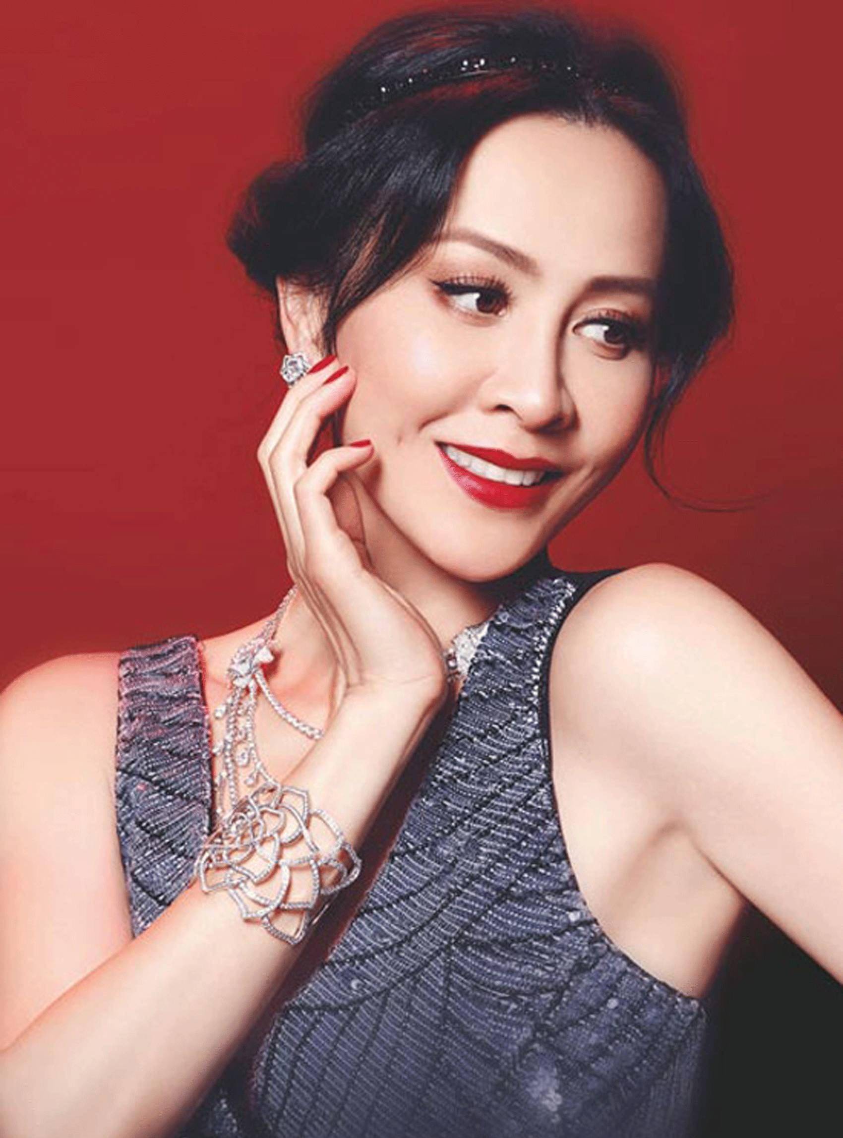 富婆刘嘉玲跳广场舞被偷拍,穿高开叉裙秀美腿,整个人十分有气场