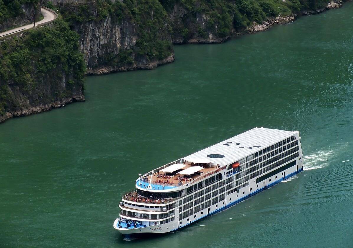 今年大二,每年夏天她都坐从重庆到上海的客船,在长江沿途练习写生