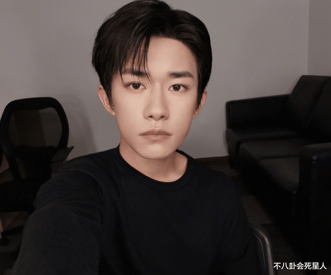 甚至还有很多人曾经质疑过他是不是照着易烊千玺的样子整得容