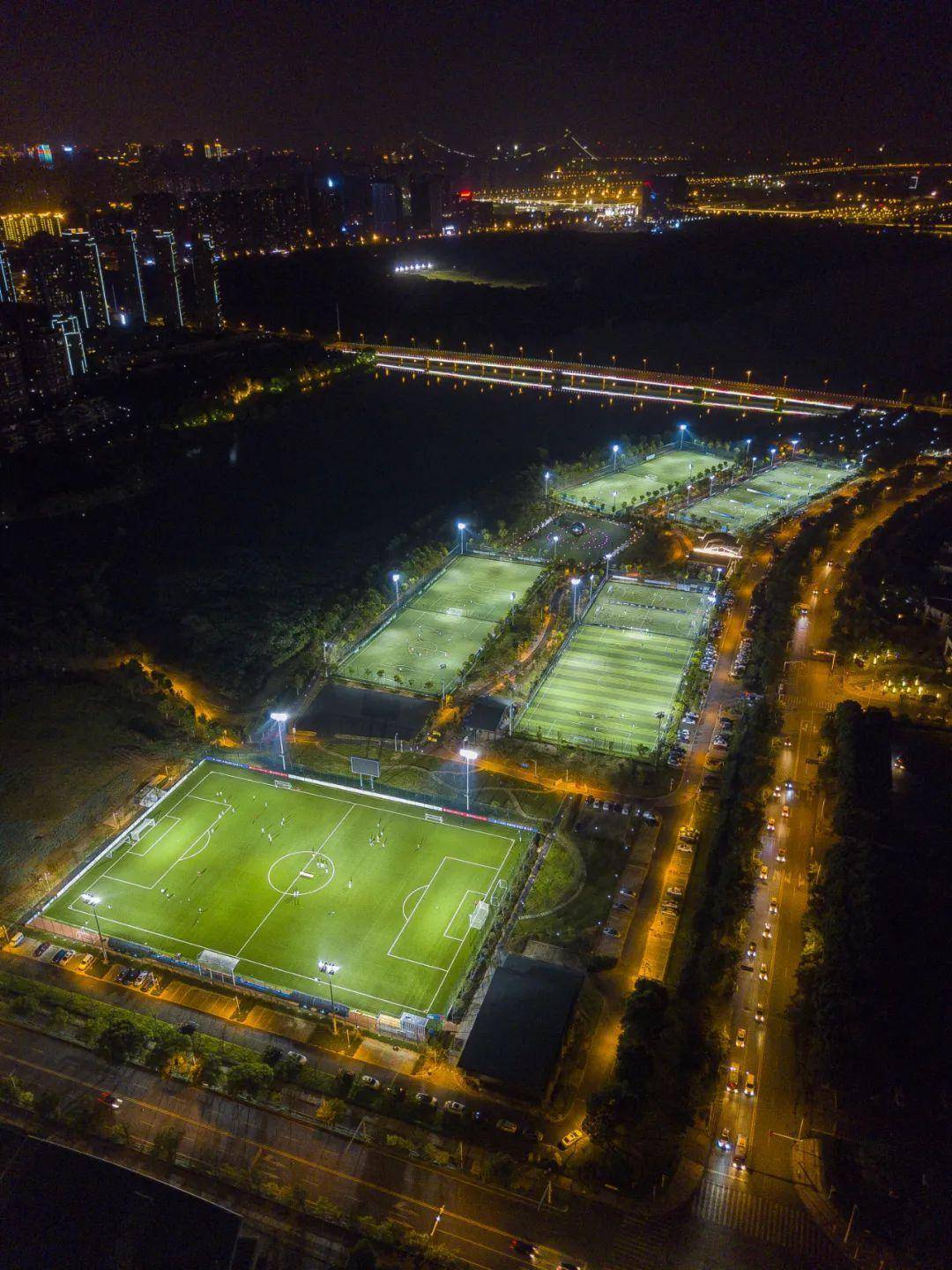 武汉·中国车谷城市足球公园夜景.