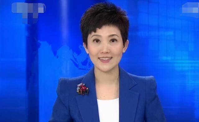 《东方时空》挑了一个北京外国语学院的漂亮女孩做播音员,郑天亮和她