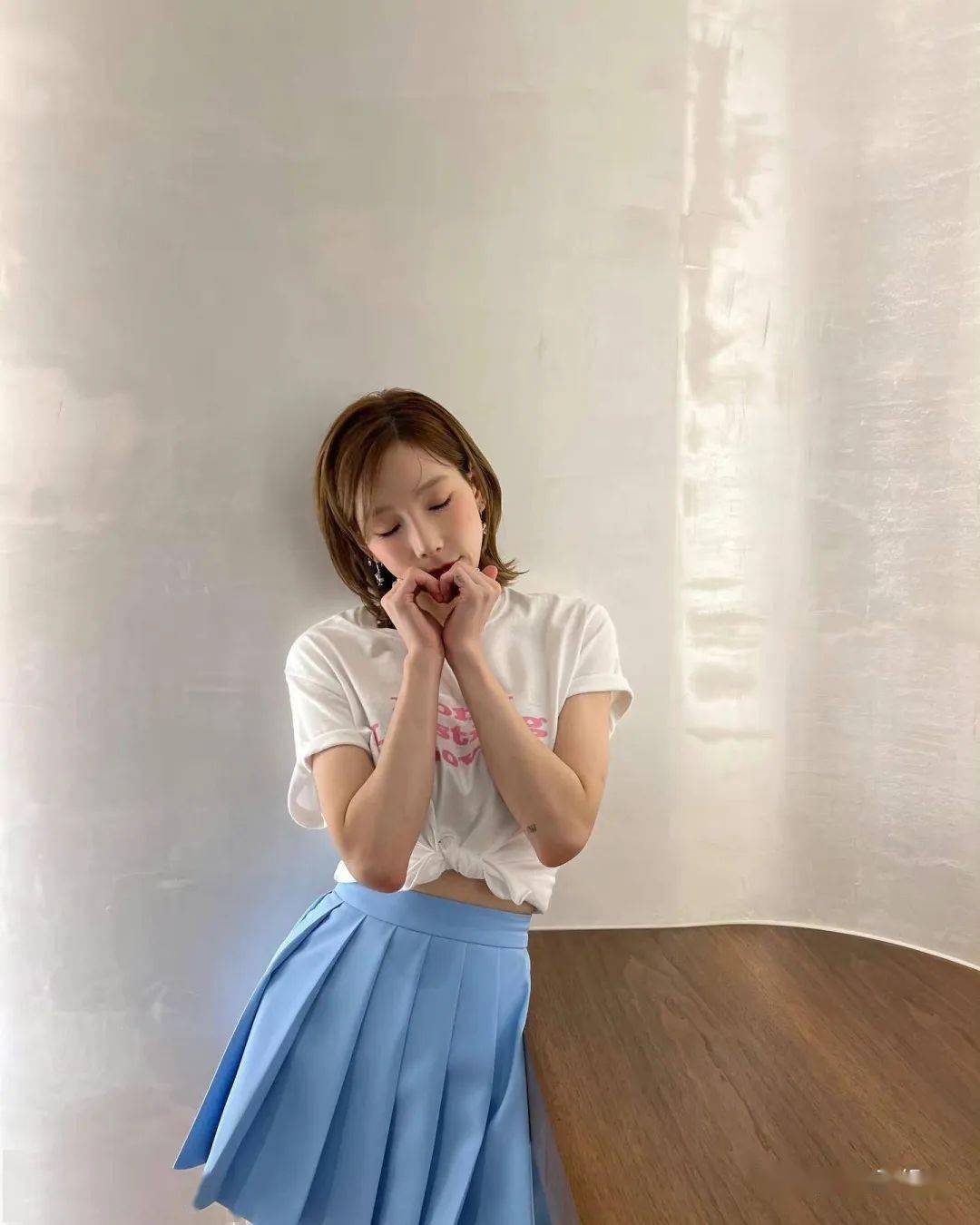 少女时代泰妍"纸片人",纤瘦身材也性感!_照片_舞台_白色