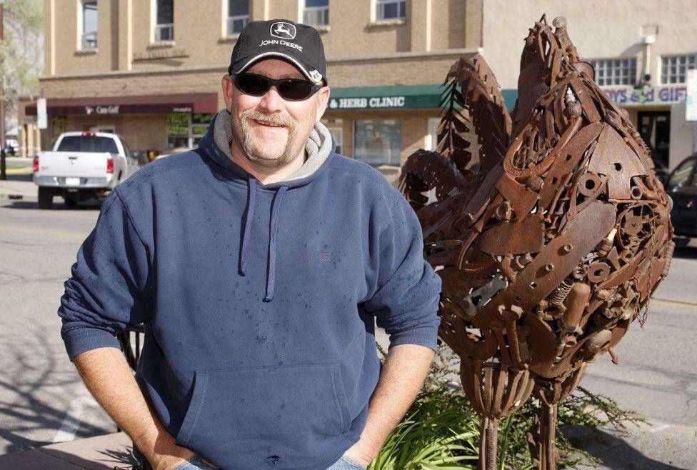 "无头鸡"麦克:被斩首后,无头公鸡仍存活了18个月,咋回事?