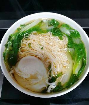 来一碗热汤面,简单美味,营养丰富_叶子菜_香葱_调料