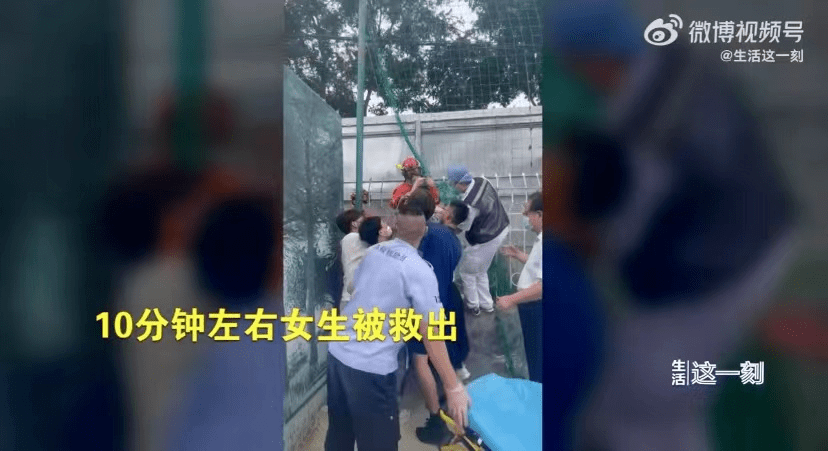 通州区一所大学一名女生在翻墙时跌倒手臂不慎被栅栏刺穿