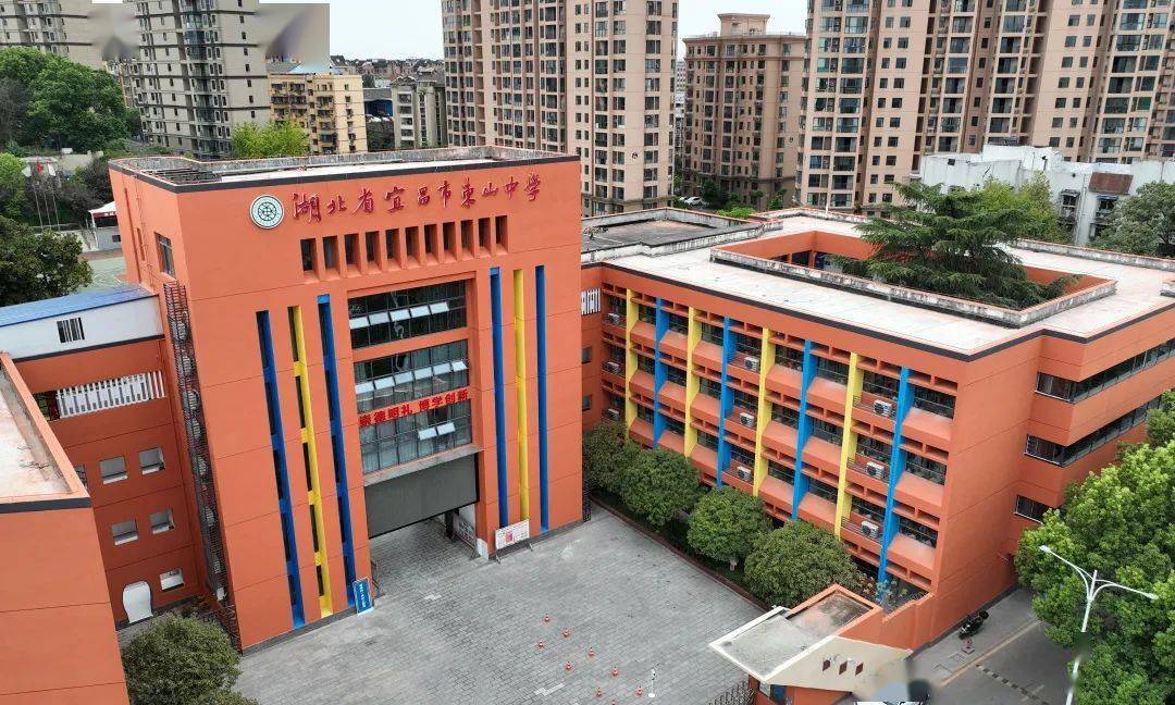 全景照东山中学在今年暑期对校舍进行了综合维修,维修包括教学楼和