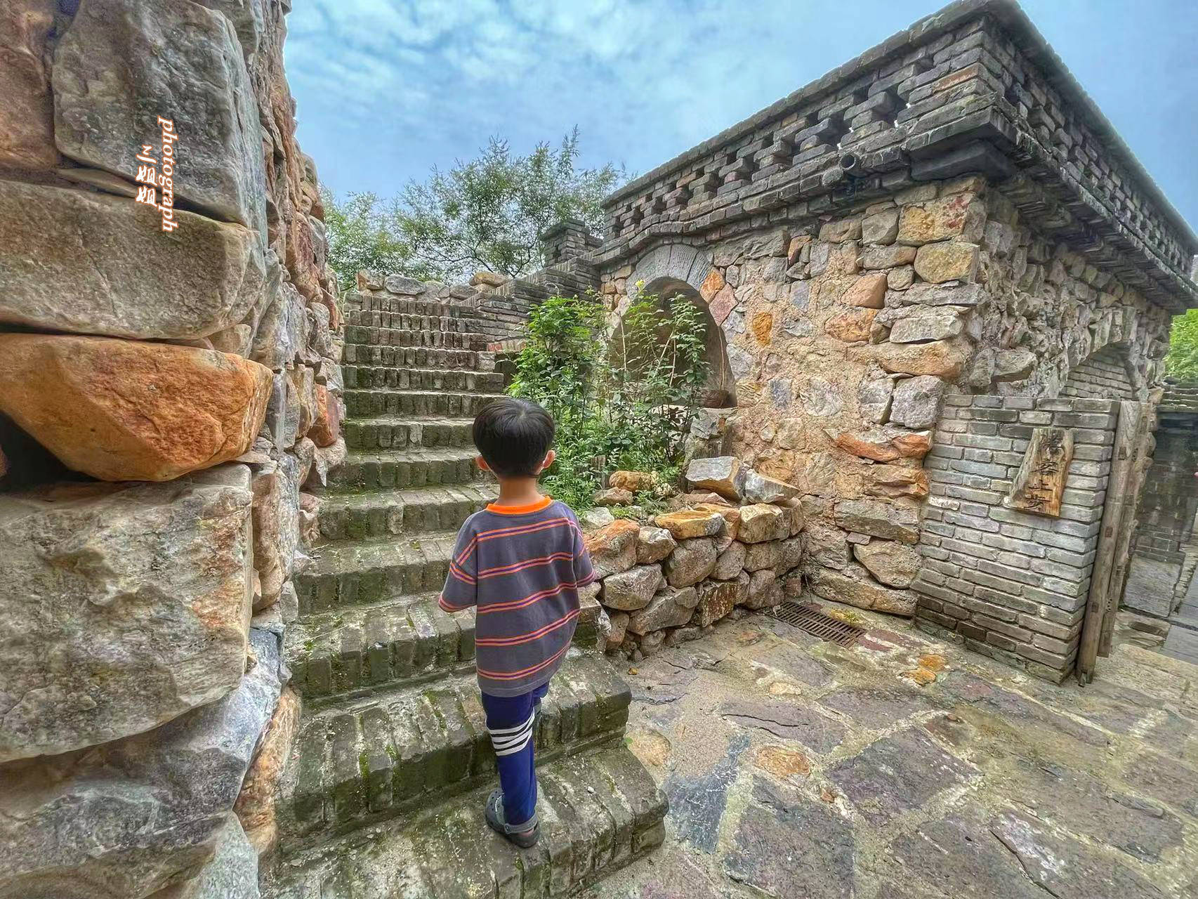 杨家门,坐落于美丽的少林河畔,隐匿于嵩山绿林之中,位于登封市