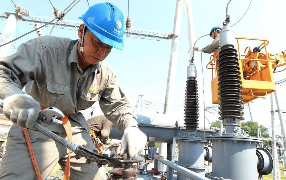 其实电网公司在这一方面也有应急措施,维修工人如果是遇到了带电电